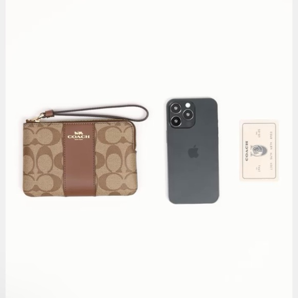COACH Women’s Leather Corner Zip Wristlet 🔥 - Picture 5 of 7